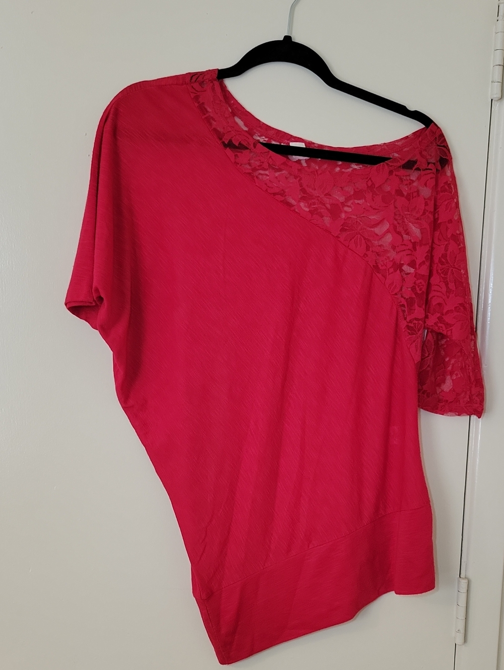 Women's Red Lace Accent Short Sleeve Top